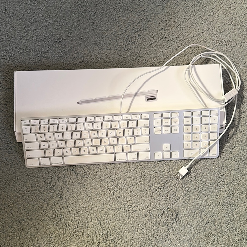 Apple USB wired Aluminum Keyboard model #A1243